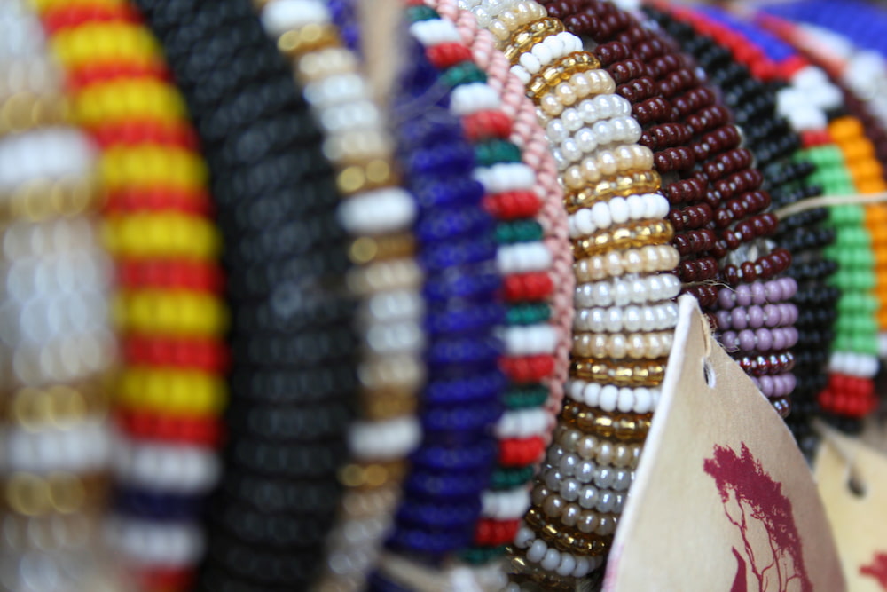 Le Maa Trust facilite la vente de perles pour créer un revenu durable.