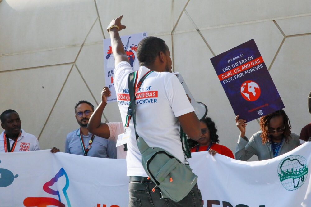 Les militants de la société civile d’Afrique et des pays du Sud exigent l’élimination progressive des combustibles fossiles avant le dernier jour de la COP28.  Crédit : IISD/ENB |  Mike Muzurakis.