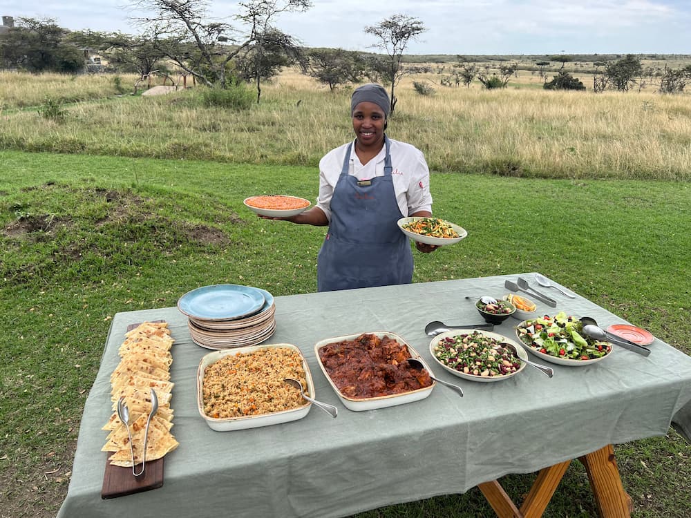 Diana, servant son curry préféré pour un déjeuner en plein air sur les pelouses du camp Naboisho