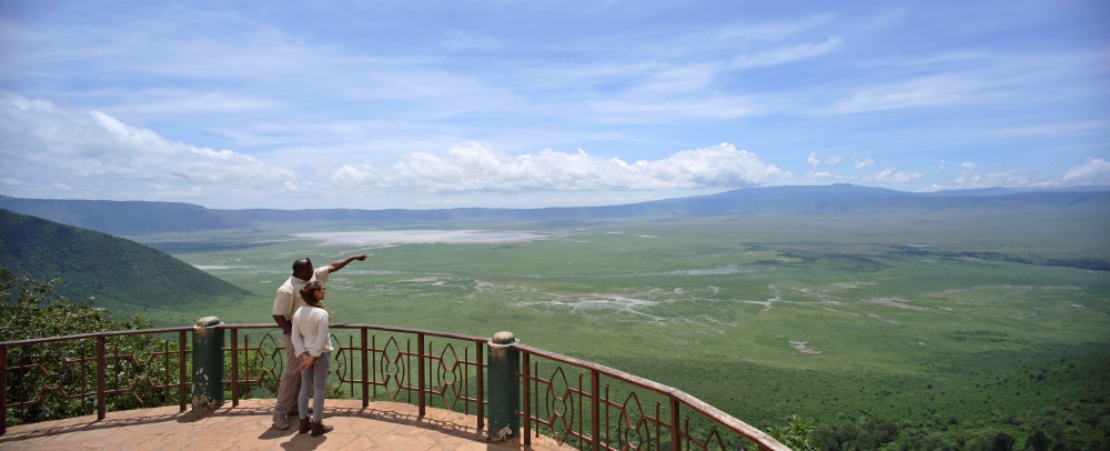 La plate-forme d'observation située au bord du cratère expose l'énormité du cratère du Ngorongoro.