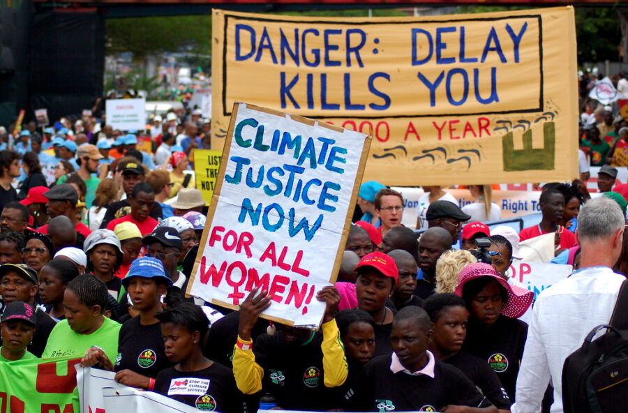 Bien qu’elles soient relativement nouvelles, les affaires judiciaires peuvent constituer un moyen important d’accéder à la justice climatique, en particulier pour les femmes.  Crédit : Exprimez votre opinion/Julian Koschorke