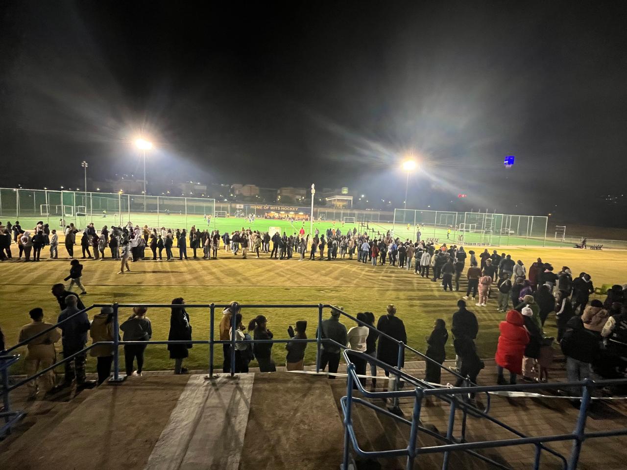 A la recherche d'un bureau de vote sans file d'attente longue et sinueuse en milieu d'après-midi Jozi