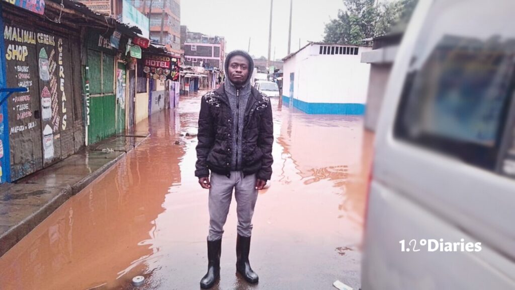 Washington Mboya dans son quartier de Nairobi, au Kenya, au milieu des inondations.  Crédit : 1.2 Journaux.