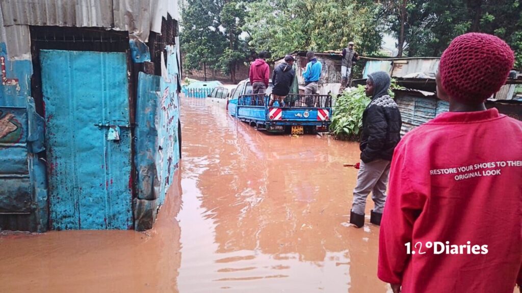 Les gens tentent de surmonter les inondations au Kenya.  Crédit : 1.2 Journaux.