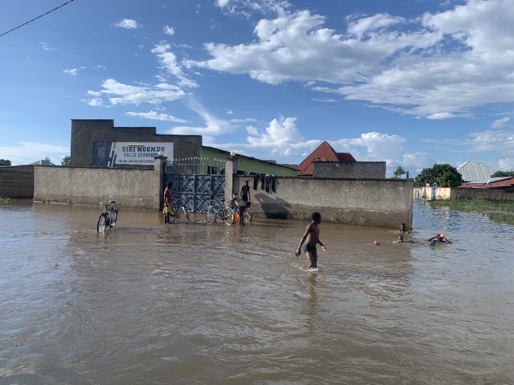 Des enfants jouent pendant les inondations à Gatumba, au Burundi.  Crédit : Lorraine Josiane Manishatse.