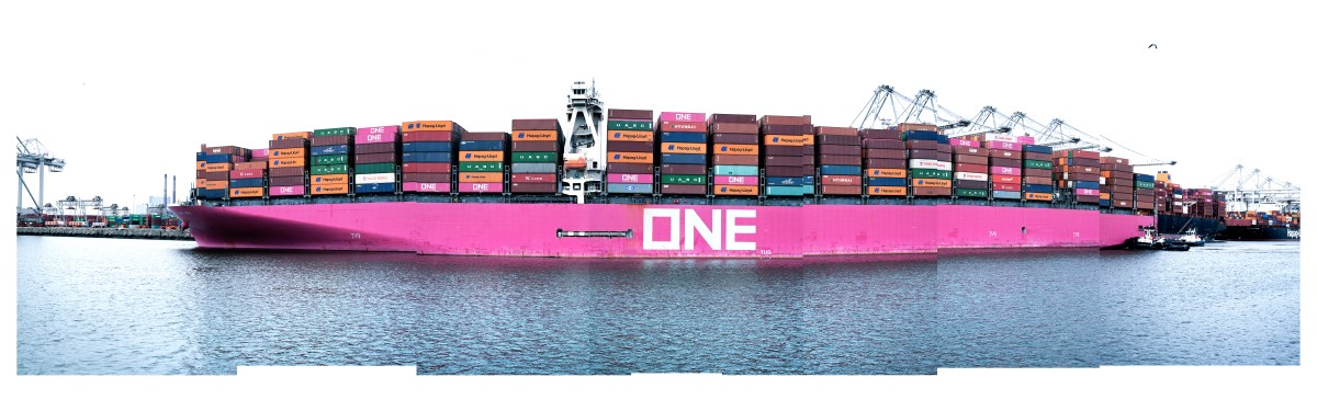 Pays-Bas, Rotterdam, juin 2023. Rotterdam était de loin le port de l'UE ayant la plus grande activité au quatrième trimestre 2022, avec 111 millions de tonnes de poids brut de marchandises manutentionnées.  Rotterdam était le principal port de l'UE pour tous les types de marchandises, à l'exception des unités mobiles Ro-Ro.  © Bénédicte Kurzen pour Fondation Carmignac / NOOR
