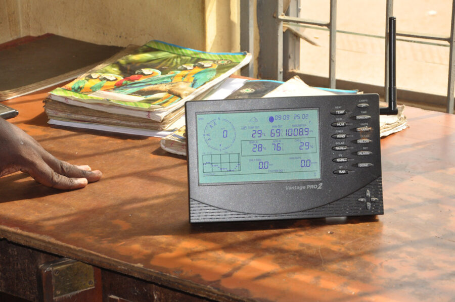 Systèmes d'alerte précoce.  Une station météorologique sans fil pour mesurer les précipitations, la température, l'humidité et le vent à la station d'Ikene au Nigeria.  Crédit : Institut international d'agriculture tropicale
