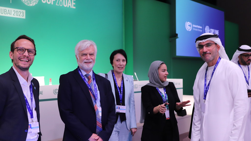 Jim Skea, président du GIEC (deuxième à gauche) à la COP28 en décembre 2023. Crédit : Melissa Walsh