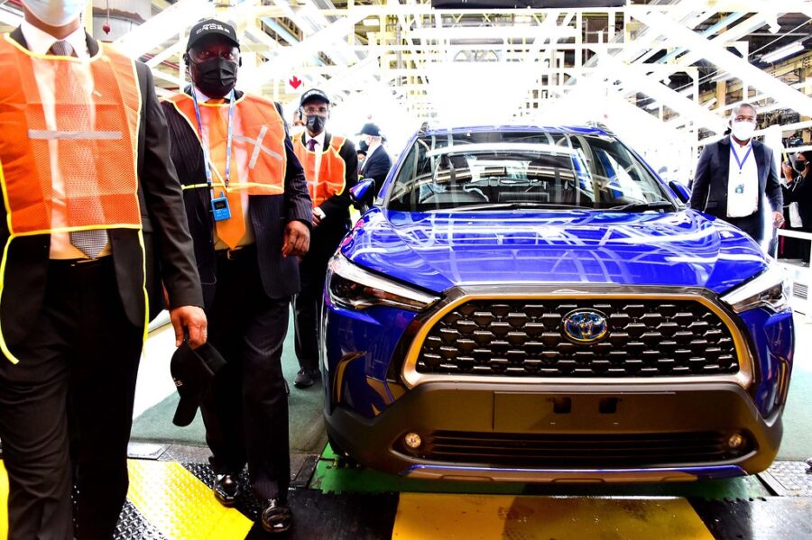 Le président sud-africain Cyril Ramaphosa officie le lancement d'un véhicule électrique hybride (VE) en 2021. Crédit : GCIS.