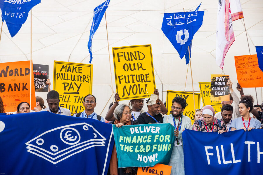 Les militants présents à la COP28 pour les négociations sur le climat appellent les gouvernements à financer de véritables actions pour le climat, plutôt que des programmes non éprouvés comme les compensations carbone auxquelles la SBTi a ouvert la porte. Crédit : Mídia NINJA.