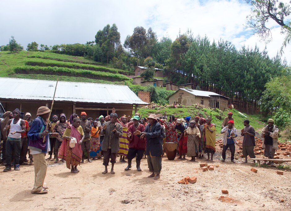 Des études de conservation suggèrent qu'environ 80 % de la biodiversité mondiale restante se trouve sur les terres des peuples autochtones comme les Batwa en RDC. Crédit : Laurent de Walick.