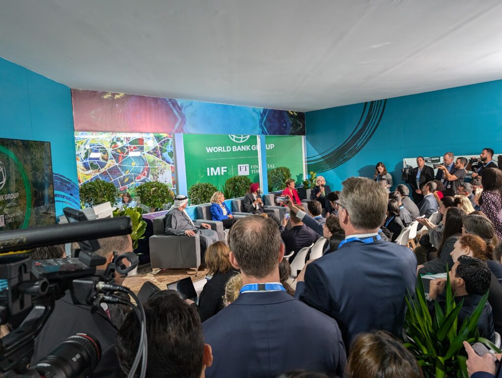 Lors des négociations sur le climat de la COP29, le président de la Banque mondiale, Ajay Banga (au milieu), s'est engagé à augmenter le financement climatique disponible par l'intermédiaire des BMD pour les pays à revenu faible et intermédiaire à 120 milliards de dollars par an d'ici 2030, en grande partie en mobilisant les investissements du secteur privé. Crédit : Recours.