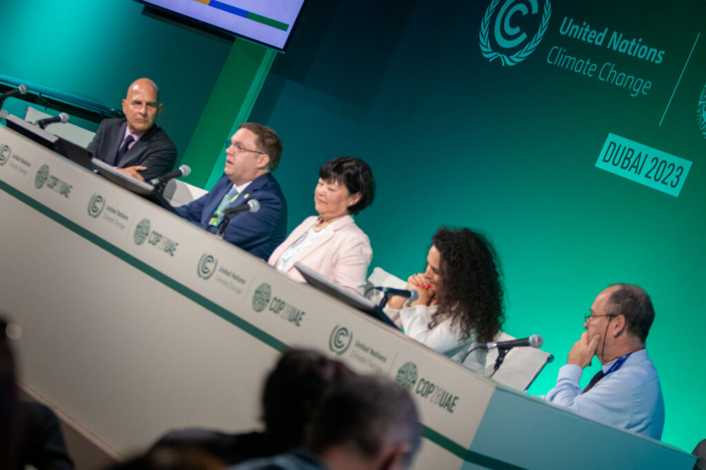 Crédit : Mikko Ollikainen, responsable du Fonds pour l'adaptation (deuxième à gauche), s'exprime lors de la conférence précédant la COP29. Crédit : IISD/ENB | Matthieu Ten Bruggencate.