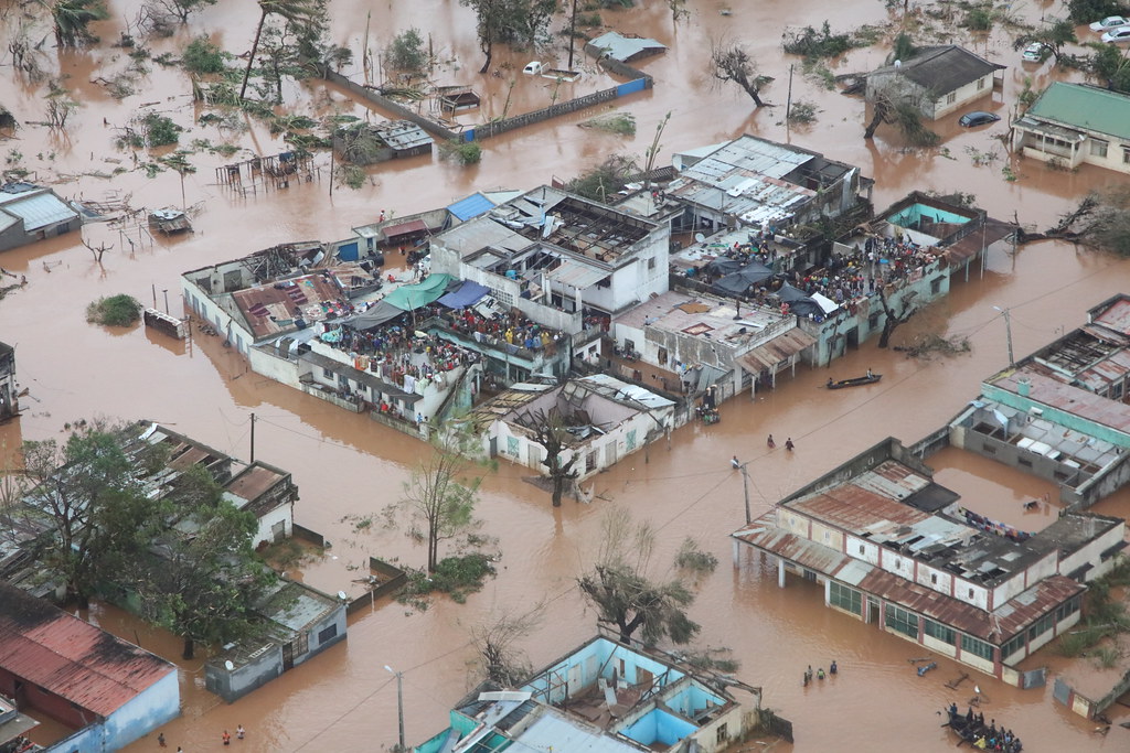 La crise climatique, provoquée par la combustion de combustibles fossiles, a rendu plus intenses et plus probables des risques dévastateurs, comme le cyclone Idai en 2019. Un traité de non-prolifération des combustibles fossiles est nécessaire. Crédit : Vision Mondiale.