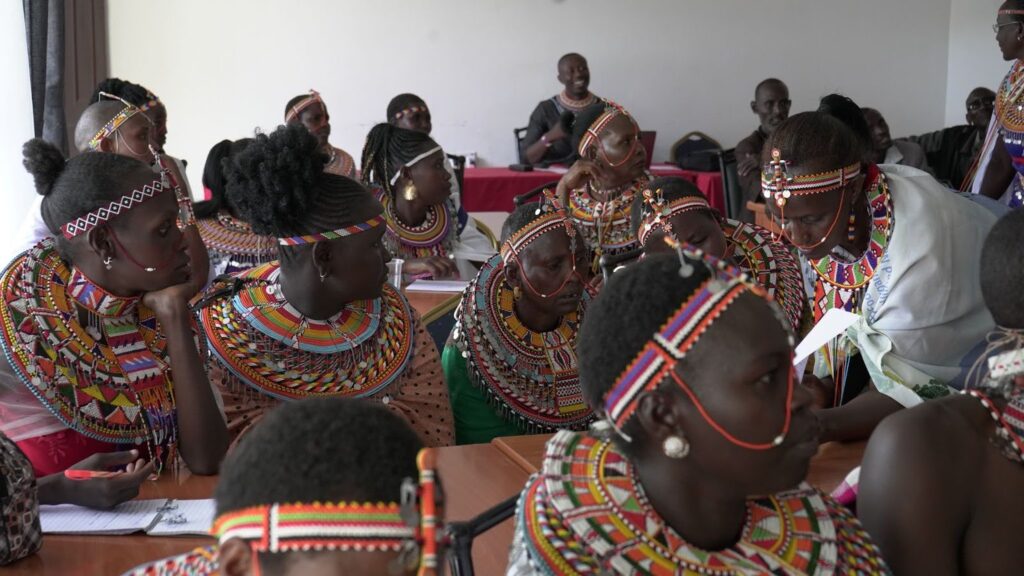 Un groupe de femmes Samburu lors d'une réunion de renforcement de capacité sur la conservation du bois de santal. Crédit: Carroll Omuom.