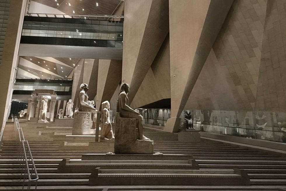  U200bseveral Statues anciennes sur l'escalier. Des bancs vides autour des statues invitent les visiteurs à s'asseoir et à profiter de la vue pendant un certain temps.