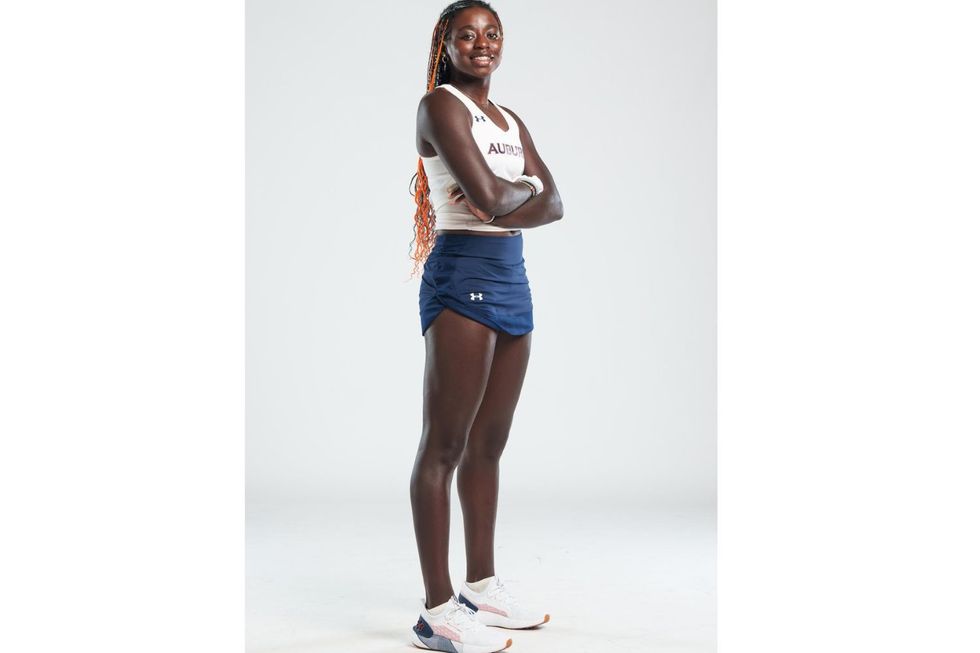 Angella Okutoyi se trouve en toute confiance dans un uniforme de tennis de l'Université d'Auburn.