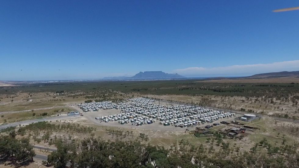 Une vue aérienne des maisons regroupées dans un vaste morceau de terre isolée