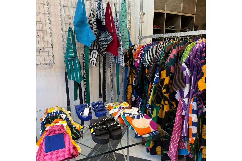 Une affichage de vêtements et de diapositives de laboratoire de teinture.