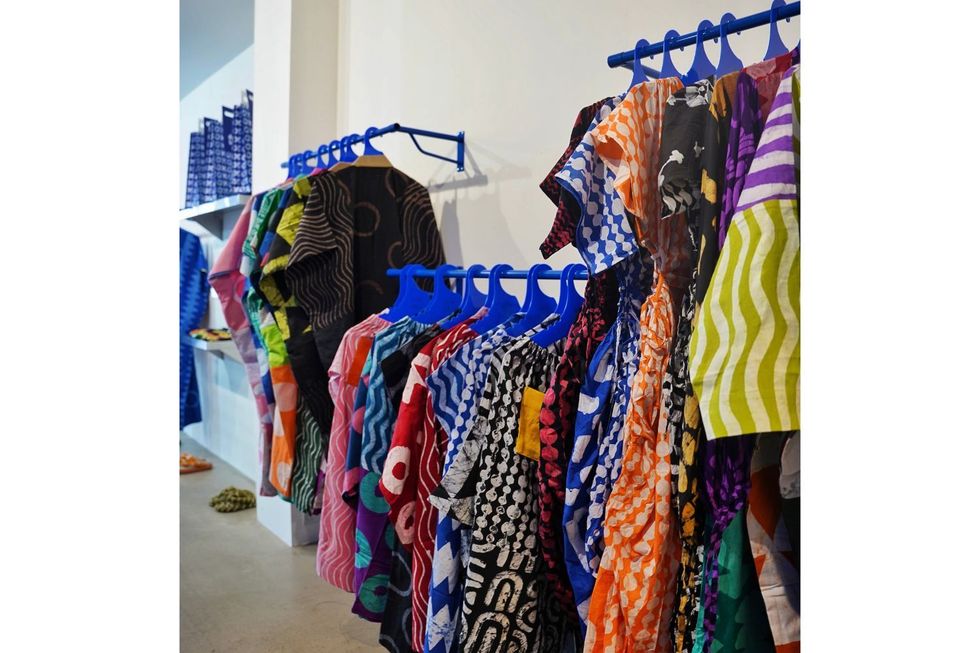 Un écran à rack dans un pop-up de Dye Lab à Londres.