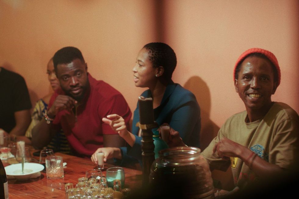 Sanza Sandile a imaginé assis parmi ses invités au Yeoville Dinner Club.