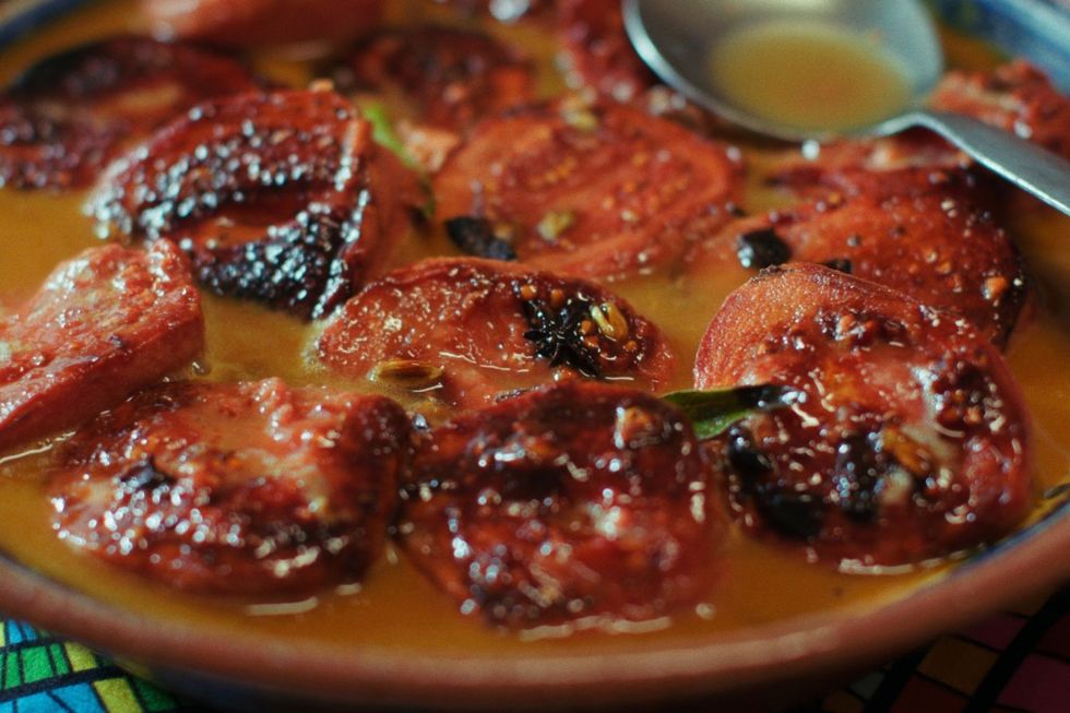 Une image montrant des plats de nourriture répartis sur la table.
