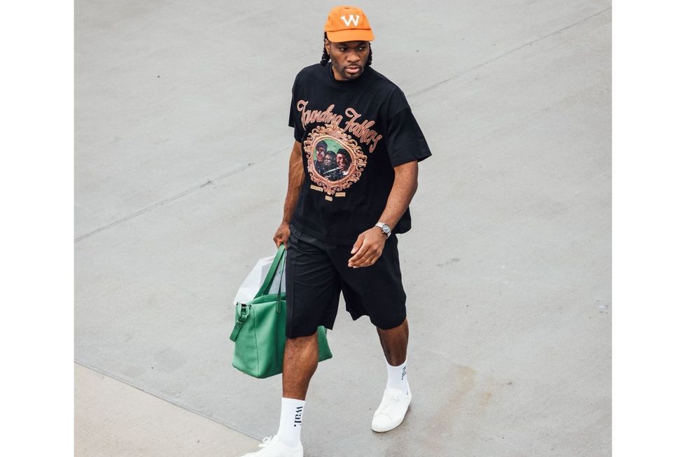 Precious Achiuwa porte un t-shirt noir des archives et des shorts perdus surmontés de chaussettes de wafflesncream