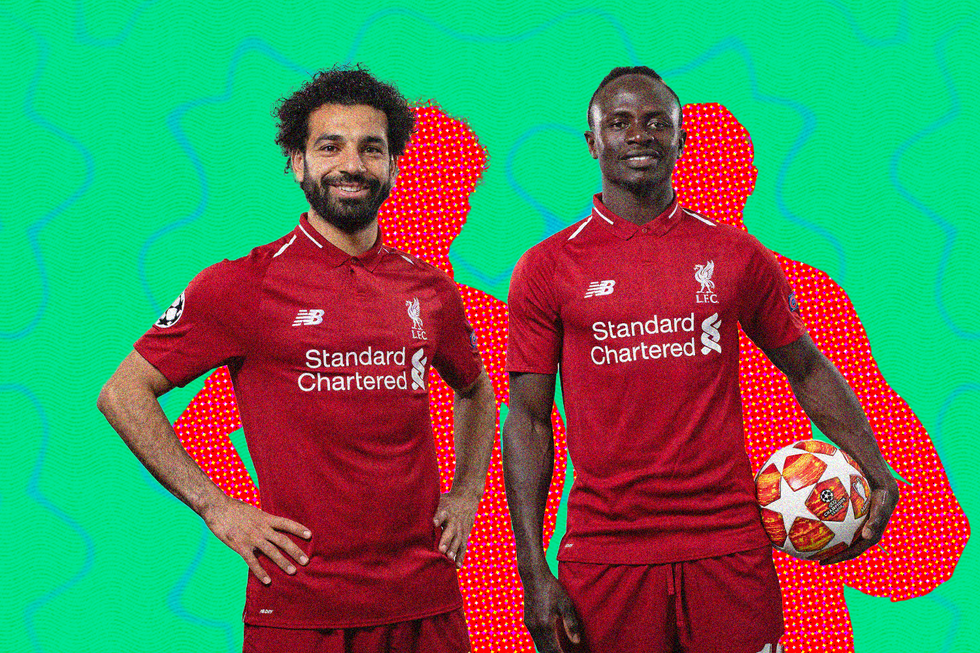 Une image composite numérique de Mo Salah et Sadio Man  U00E9 portant le maillot rouge de Liverpool et Man  U00E9 tenant un football dans sa main gauche.