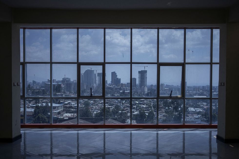 Une vue de l'horizon de la ville à travers des fenêtres en verre.