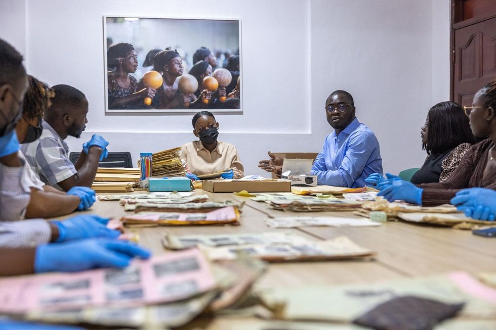 Un coup de gens assis autour d'une table de conférence