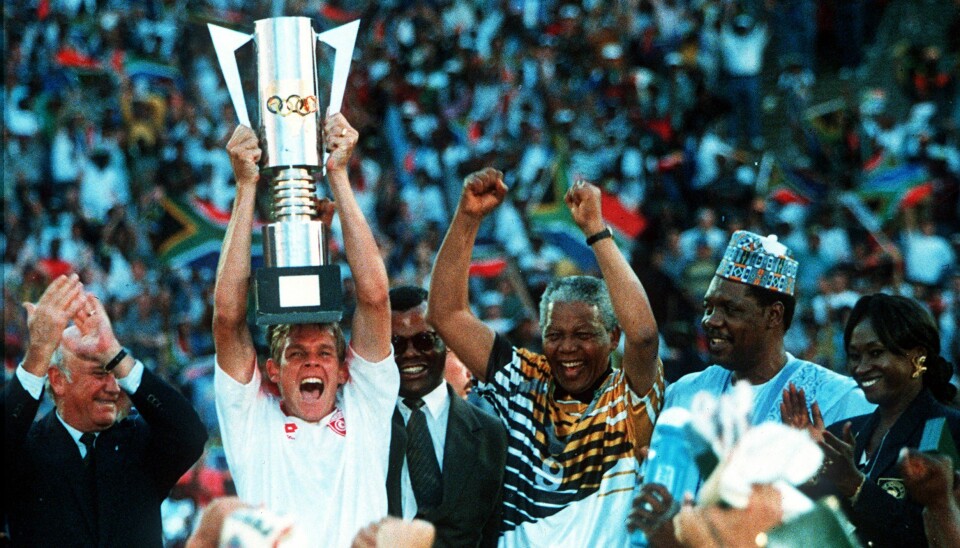 JOHANNESBURG, AFRIQUE DU SUD - 3 FÉVRIER : (AFRIQUE DU SUD OUT) Neil Tovey, d'Afrique du Sud, capitaine des vainqueurs de la finale de la Coupe d'Afrique des Nations, célèbre avec le trophée après que le président Nelson Mandela lui l'a remis, le 3 février 1996 à Soccer City, Johannesburg.