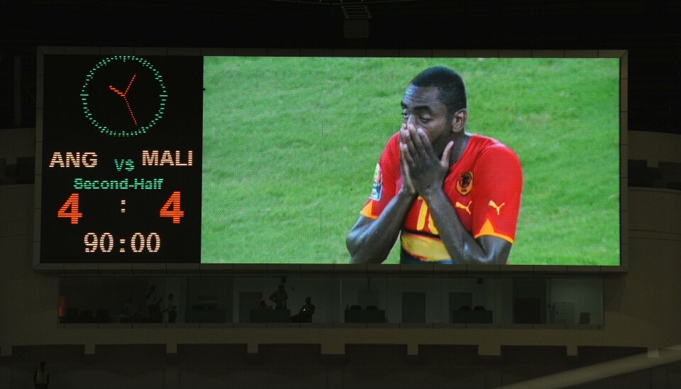 L'Angola Zuela est montré sur grand écran alors qu'il réagit au match nul 4-4 du match du Groupe A de la Coupe d'Afrique des Nations entre l'Angola et le Mali, au Stade du 11 novembre, le 10 janvier 2010 à Luanda, en Angola.