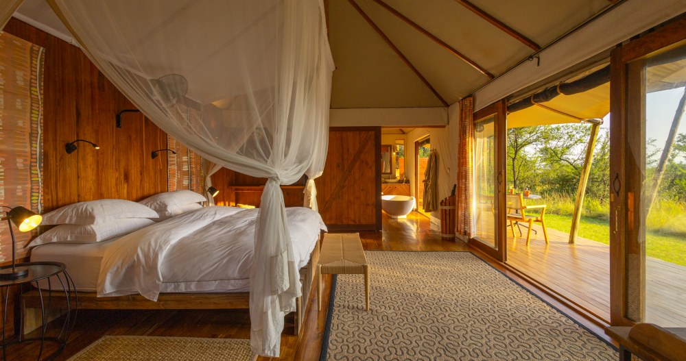 L'intérieur d'une suite au camp Sayari, parc national du Serengeti, Tanzanie.