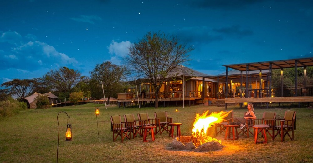 Le feu de camp devant le camp de Sayari, dans le nord du Serengeti, en Tanzanie.