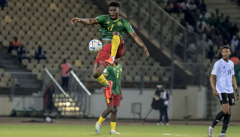 Carlos Baleba contrôle le ballon lors du match du groupe D des éliminatoires de la Coupe du Monde de la FIFA 2026 entre le Cameroun et la Libye au stade Omnisports Ahmadou-Ahidjo de Yaoundé le 25 mars 2025.
