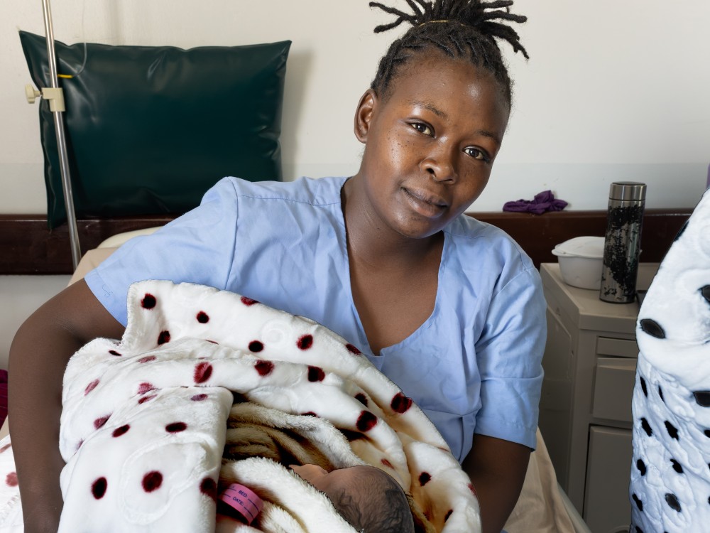 Une mère et son enfant au Centre de santé maternelle, néonatale et infantile Talek