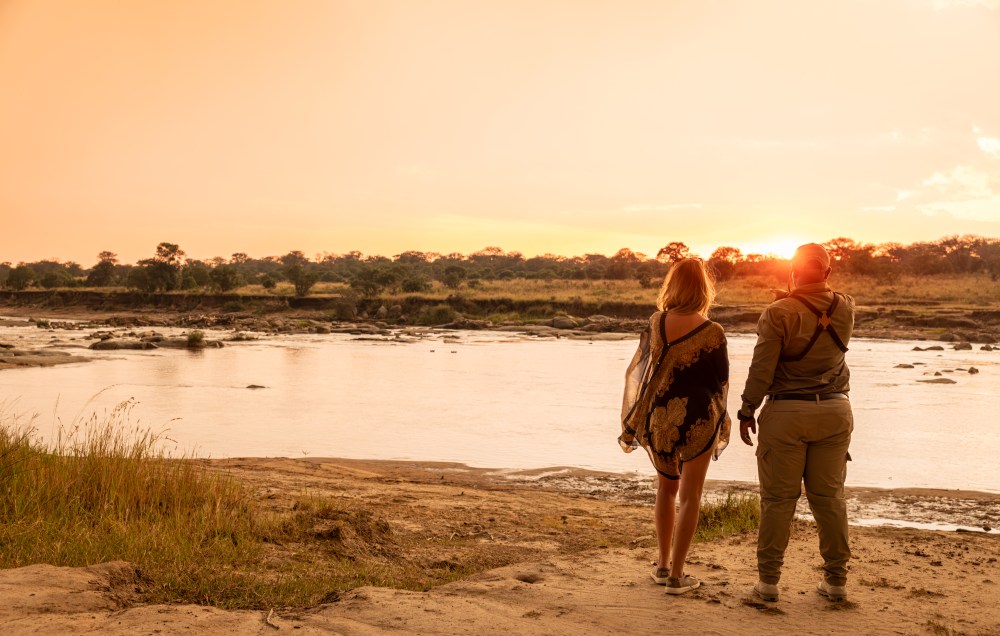 Une invitée et son guide sur la rivière Mara, Serengeti, Tanzanie.