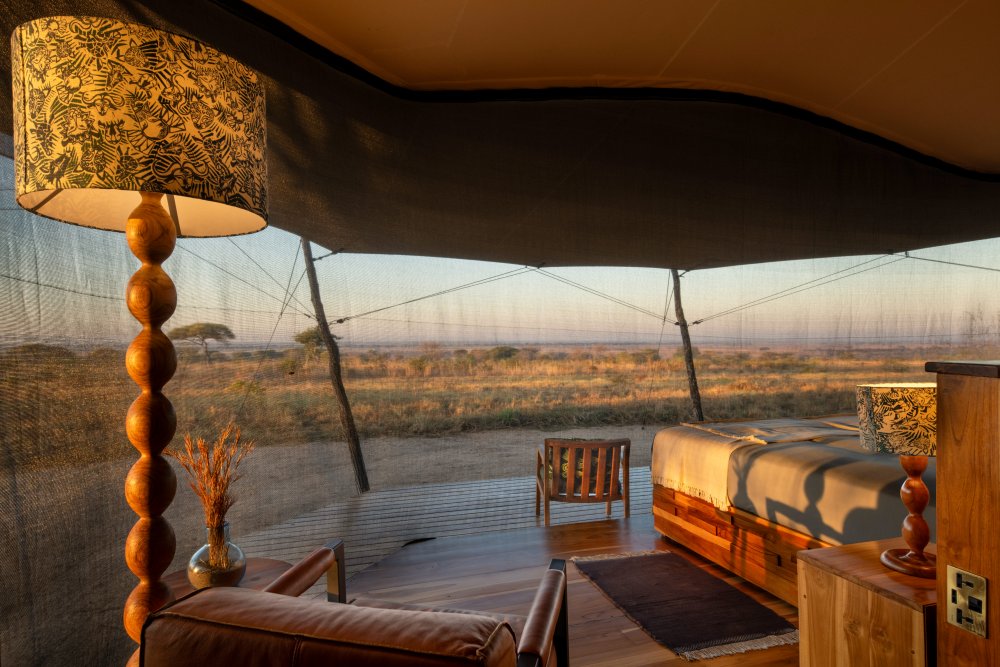 Vues depuis une tente d'invité au camp d'expédition d'Usangu, parc national de Ruaha, Tanzanie.