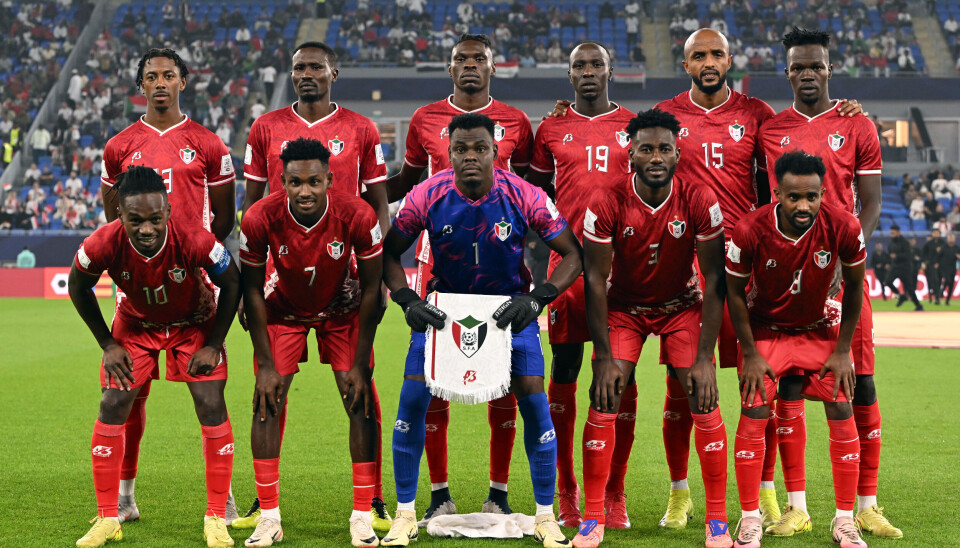 « Chaque fois que l'hymne national retentit pendant un match, vous pouvez voir que chaque joueur est ému. Cela démontre à quel point chaque joueur a à cœur de bien jouer et de tout donner pour redonner du bonheur à notre peuple. - Abdelrahman Kuku, défenseur de l'équipe nationale du Soudan. Les joueurs soudanais posent pour une photo d'équipe avant la Coupe arabe de la FIFA 2025, vêtus de maillots rouges.