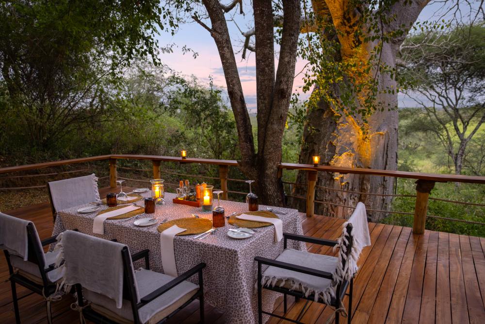 Repas en plein air à Oliver's Camp, parc national de Tarangire.