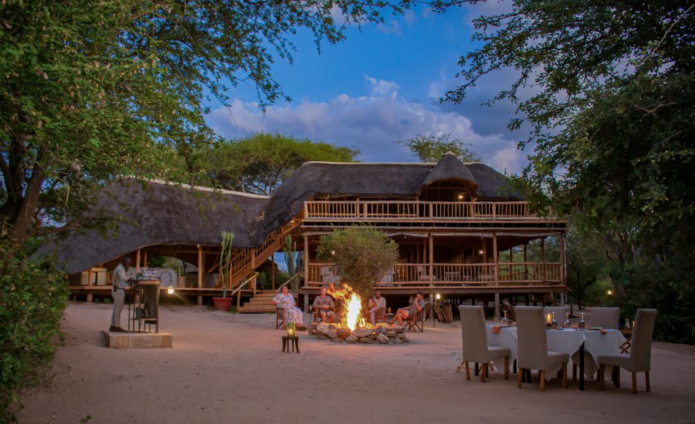 Invités autour du feu de camp à Oliver's Camp, parc national de Tarangire.