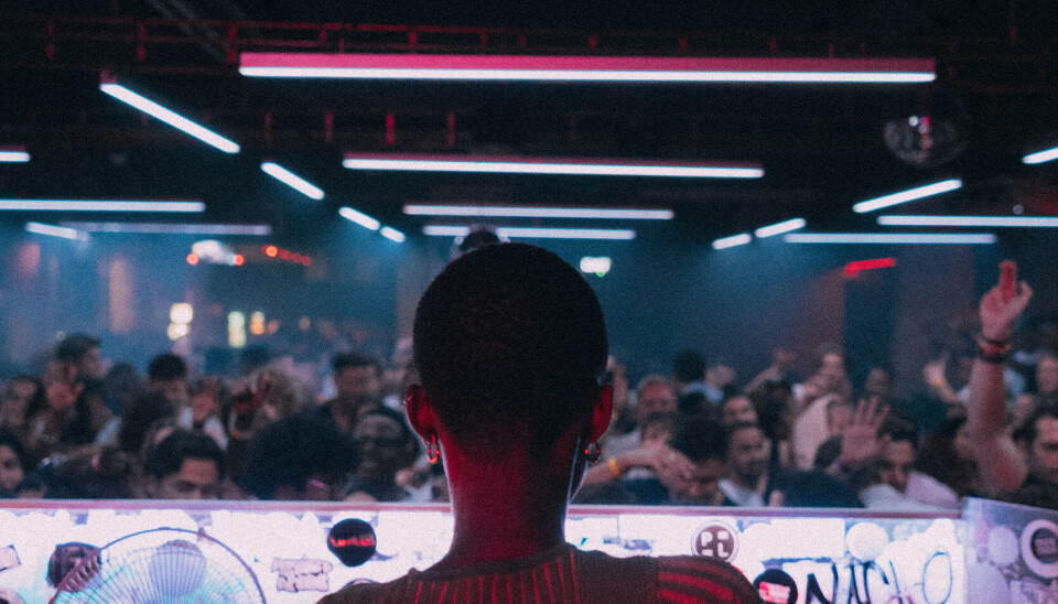 Vue arrière de Desiree aux platines face à une foule nombreuse lors de son événement MMiNO.