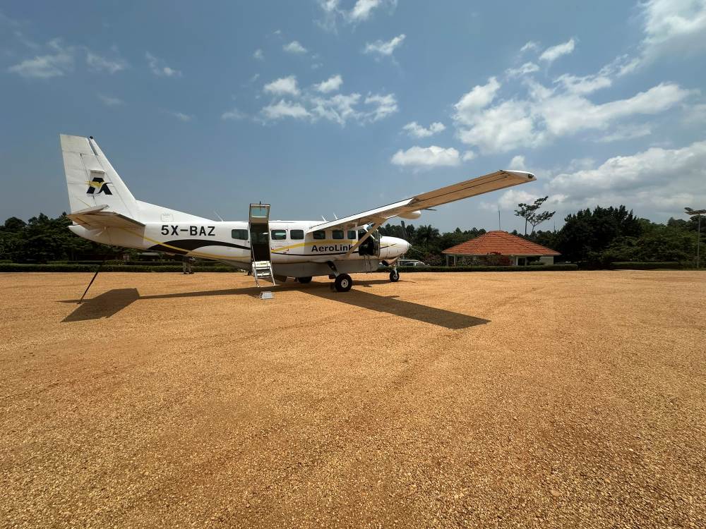 Un avion Aerolink sur la piste d'atterrissage de Kihihi, en Ouganda.