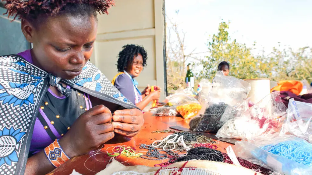 Les femmes Massaï traditionnelles fabriquent des objets en perles