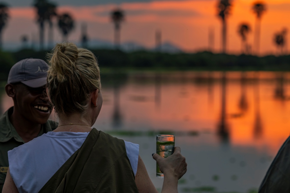 Coucher de soleil sur les eaux du parc national de Nyerere, en Tanzanie.