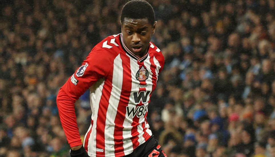 Noah Sadiki de Sunderland court avec le ballon lors du match de Premier League entre Manchester City et Sunderland au Etihad Stadium le 6 décembre 2025, à Manchester, Royaume-Uni.