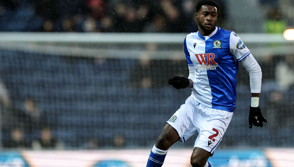 Ryan Alebiosu de Blackburn Rovers en action lors du match de championnat Sky Bet entre Blackburn Rovers et Sheffield mercredi à Ewood Park le 6 décembre 2025, à Blackburn, en Angleterre.
