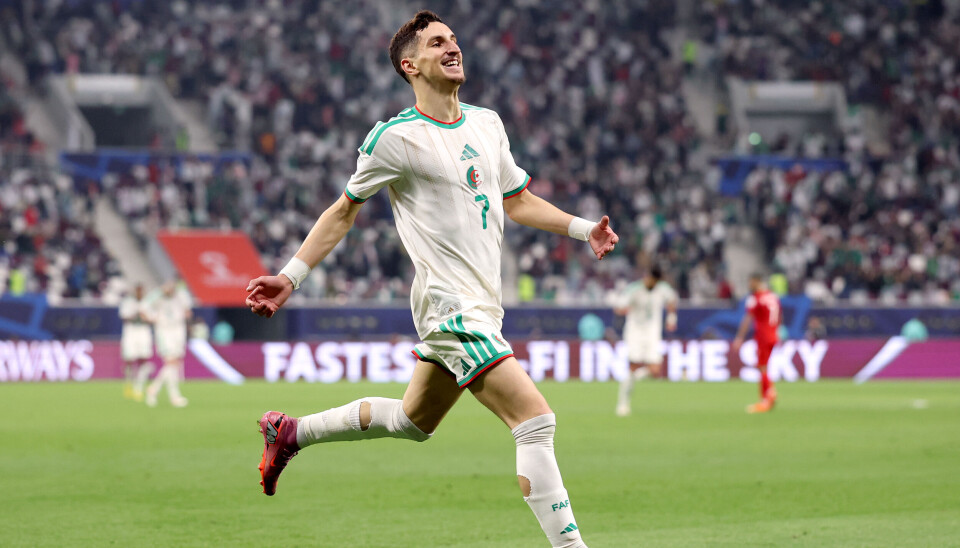 L'Algérien Adil Boulbina célèbre le deuxième but de son équipe lors du match du groupe D de la Coupe arabe de la FIFA 2025 entre Bahreïn et l'Algérie au stade international de Khalifa, le 6 décembre 2025, à Doha, au Qatar.