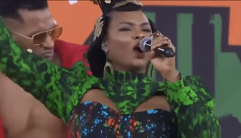 Le chanteur égyptien Mohamed Ramadan et le chanteur nigérian Yemi Alade se produisent sur scène.