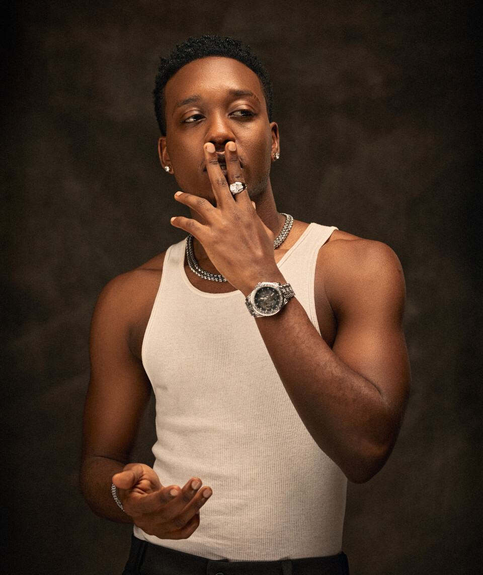 Artiste et producteur rwandais Element Eleéeh dans un débardeur blanc.